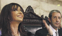 Cristina Fernández además, está enfrentada a su vicepresidente Julio Cobos  con quien, aparece en la imagen.

